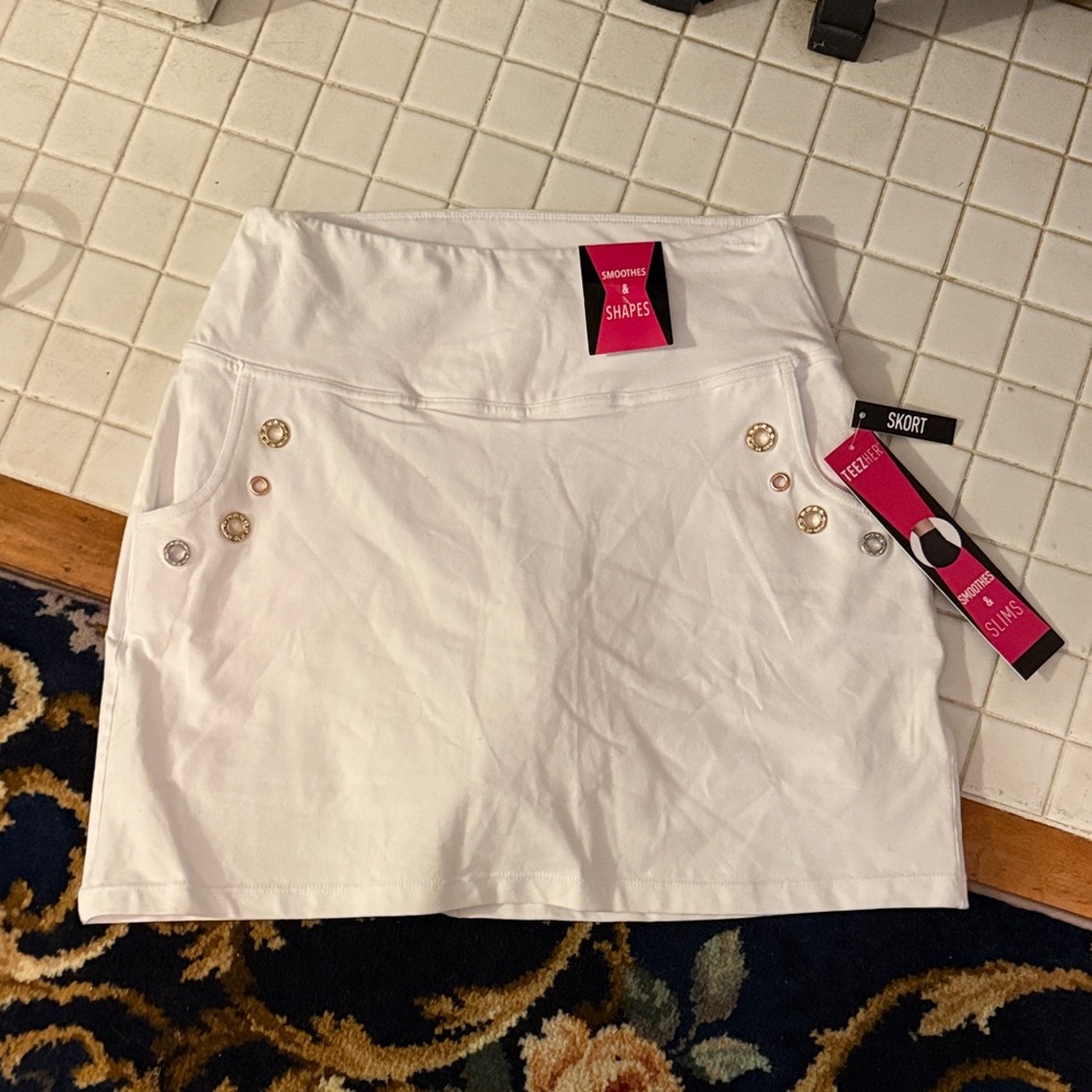 Teezher White Skort  with Button Accents-NWT- retail‎ 35